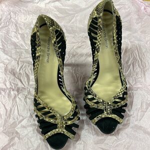 Heels with snake skin print and cute detail